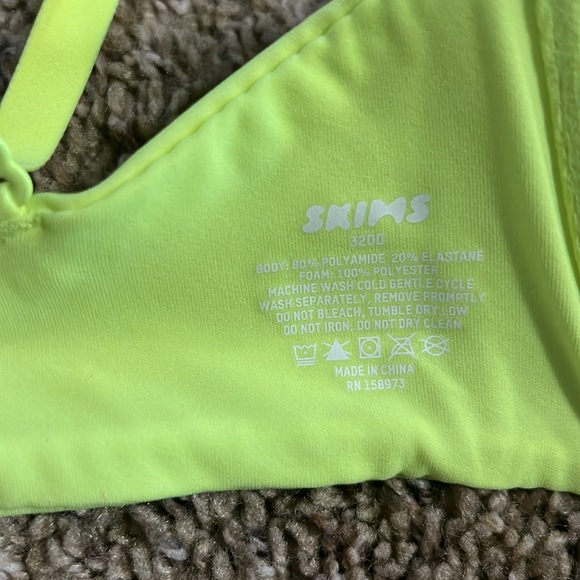 SKIMS Wear Everywear Lightly Lined Plunge Bra Neon Yellow Size 32DD NWOT - Picture 4 of 4